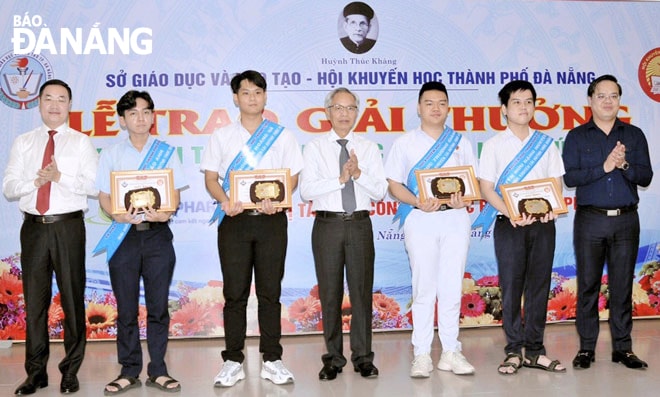 Trao giải thưởng Khuyến tài Huỳnh Thúc Kháng năm 2023 cho học sinh xuất sắc thành phố Đà Nẵng do Công ty IMEXPHARM phối hợp Hội Khuyến học và Sở Giáo dục và Đào tạo tổ chức. Ảnh: V.T.L