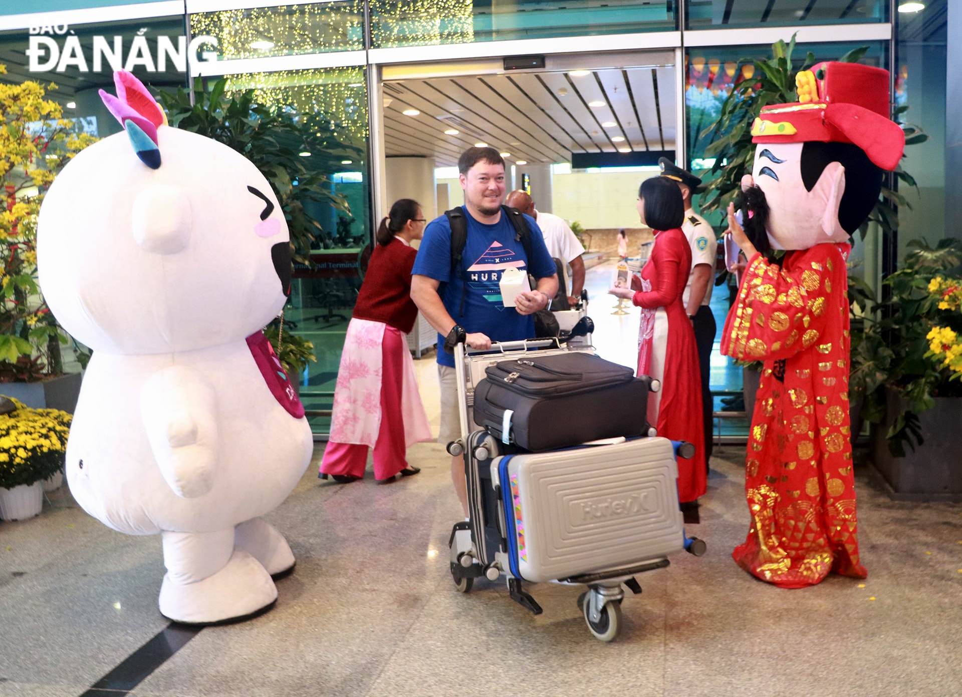 Du khách quốc tế trên chuyến bay Don Mueang - Đà Nẵng được chào đón khi