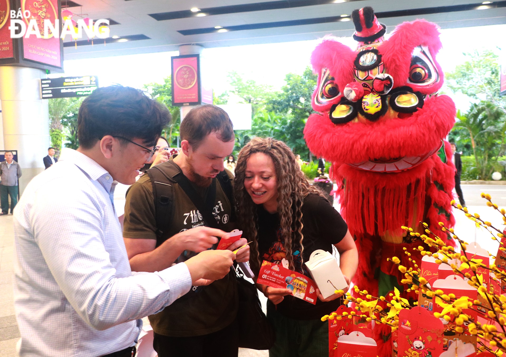 Du khách quốc tế tham gia chương trình