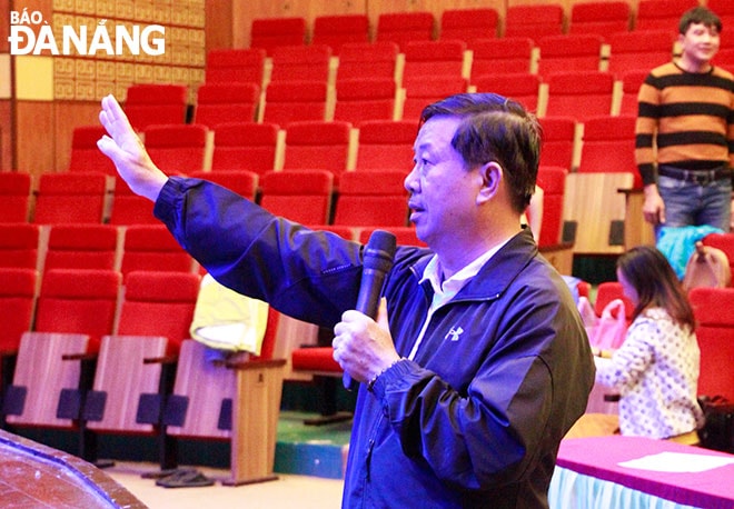NSƯT Trần Ngọc Tuấn chỉ đạo dàn nhạc hòa tấu của Nhà hát tuồng Nguyễn Hiển Dĩnh. Ảnh: X.D