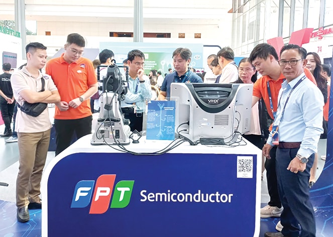 Tác giả (bên phải) tham quan sản phẩm chip bán dẫn do Tập đoàn FPT nghiên cứu và sản xuất tại Diễn đàn Công nghệ FPT (FPT Techday 2023). Ảnh: GIA PHÚC