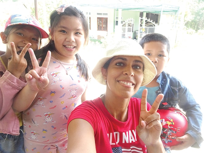 Sau một thời gian sống và làm việc như một du mục kỹ thuật số tại Đà Nẵng, chị Pacha Lola đến từ Hà Lan cảm thấy rất yêu mến và thích sống ở thành phố biển này. Trong ảnh: Pacha Lola có những chuyến đi trải nghiệm, gặp gỡ với các bạn nhỏ tại Quảng Nam. (Ảnh: Nhân vật cung cấp)