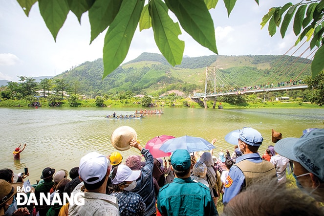 Đua thuyền trên sông Cu Đê. Ảnh: HUY TUẤN
