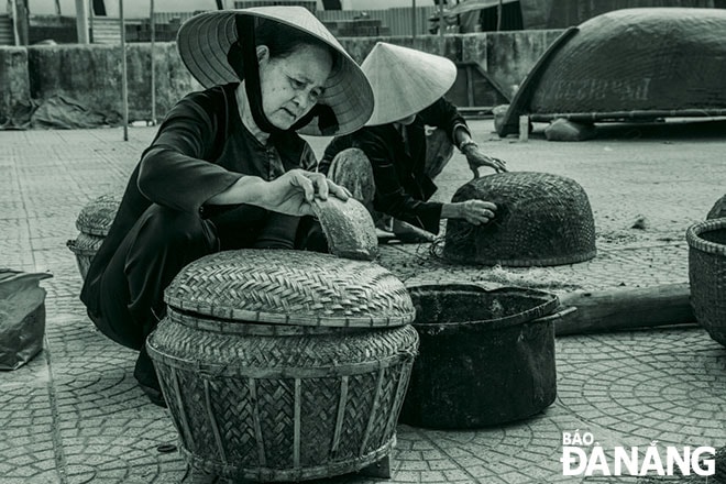 Phụ nữ Tân Thái đi bán mắm.