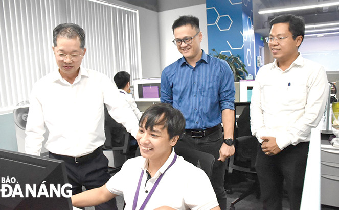 Bí thư Thành ủy, Trưởng đoàn đại biểu Quốc hội thành phố Nguyễn Văn Quảng (bìa trái) thăm văn phòng tại Đà Nẵng, Công ty Synopsys (Hoa Kỳ). Ảnh: NGỌC HÀ