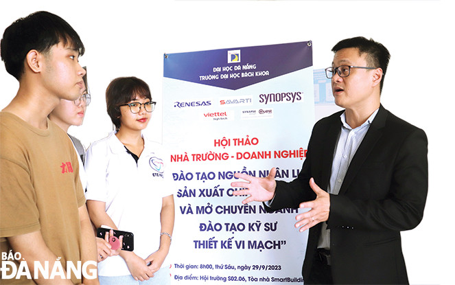Nguyễn Bảo Anh, Giám đốc kỹ thuật, Trưởng văn phòng tại Đà Nẵng, Công ty Synopsys (Hoa Kỳ) tại Việt Nam chia sẻ về nghề với sinh viên Trường Đại học Bách khoa.Ảnh: NGỌC HÀ