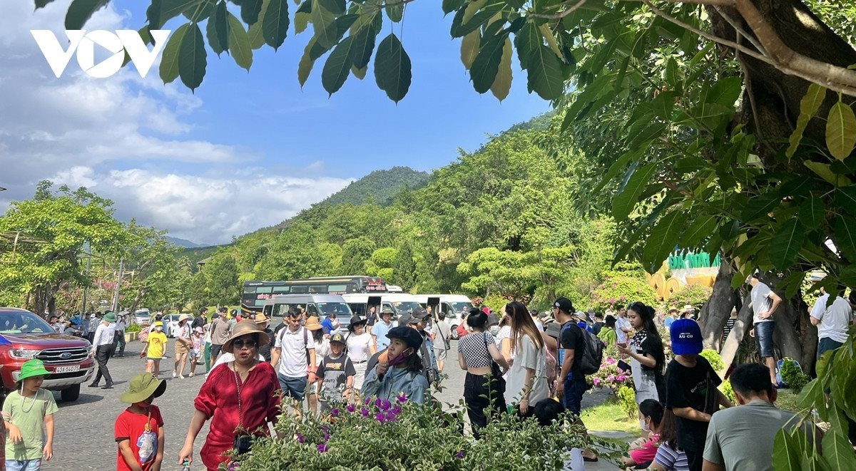 nui-than-tai-hot-spring-has-attracted-thousands-of-visitors-during-the-tet-holiday.jpg