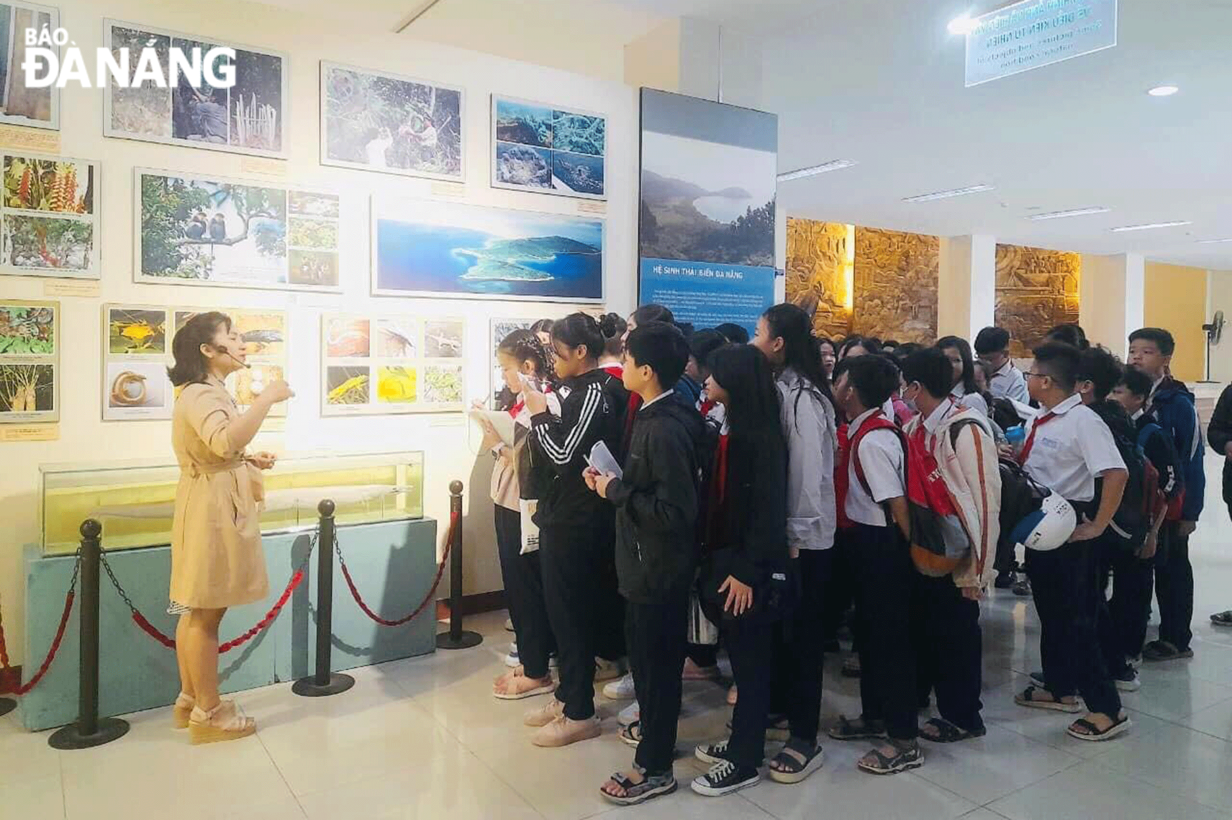 Học sinh Trường THCS Nguyễn Huệ học lịch sử tại Bảo tàng Đà Nẵng. Ảnh: H.N