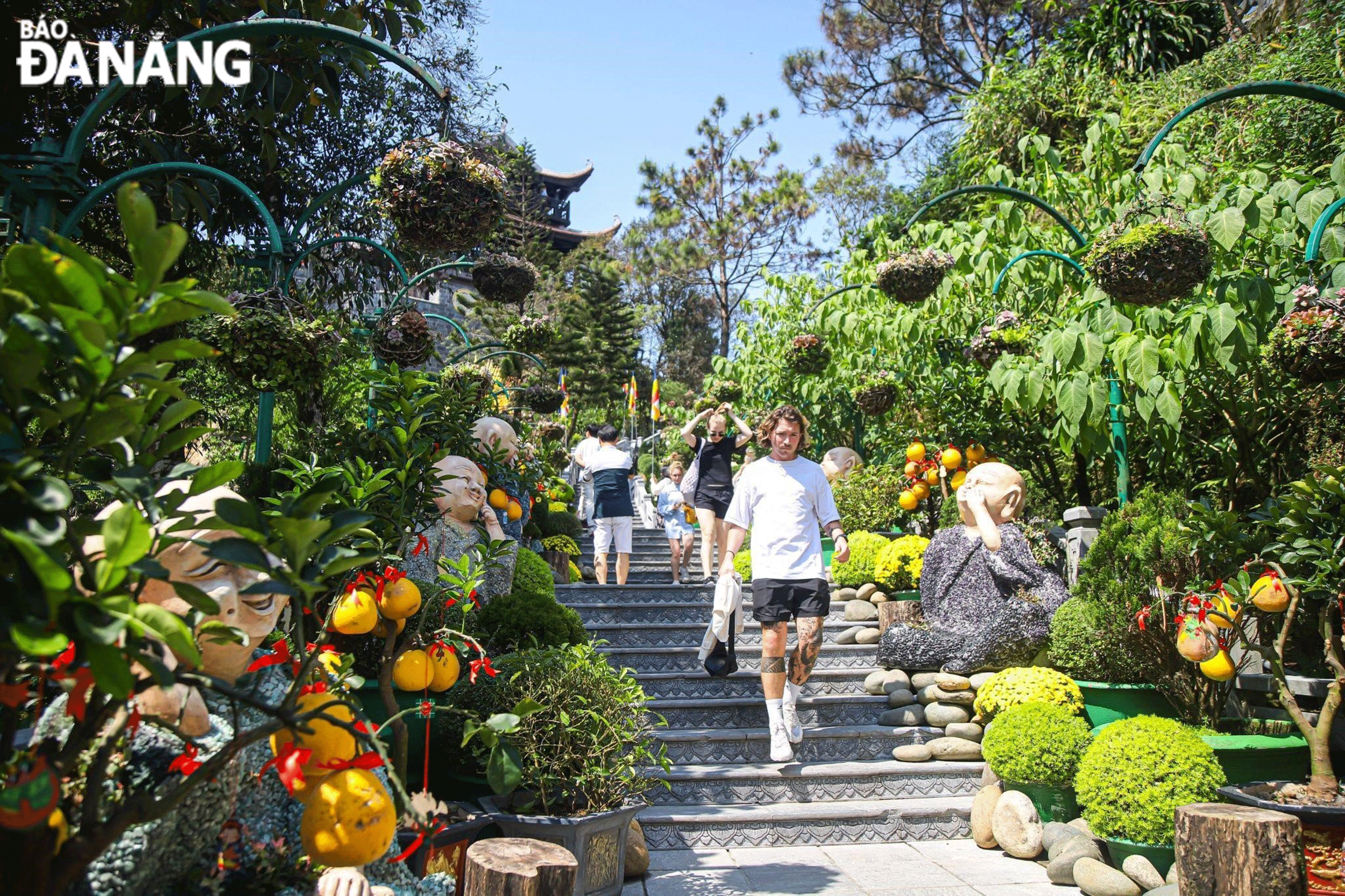 Du khách nước ngoài trải nghiệm ở Khu du lịch Sun World Ba Na Hills. Ảnh: G.P