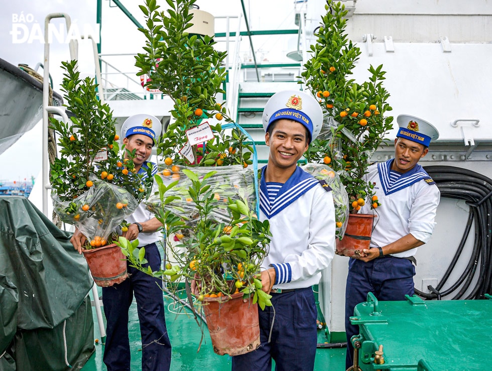 Những chậu quất từ đất liền gửi tặng cán bộ, chiến sĩ và nhân dân quần đảo Trường Sa.