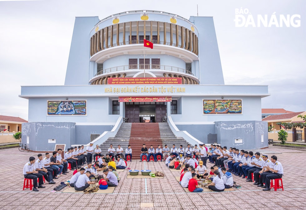 Không khí rộn ràng tại ngày hội thi gói bánh chưng trên đảo Đá Tây A.