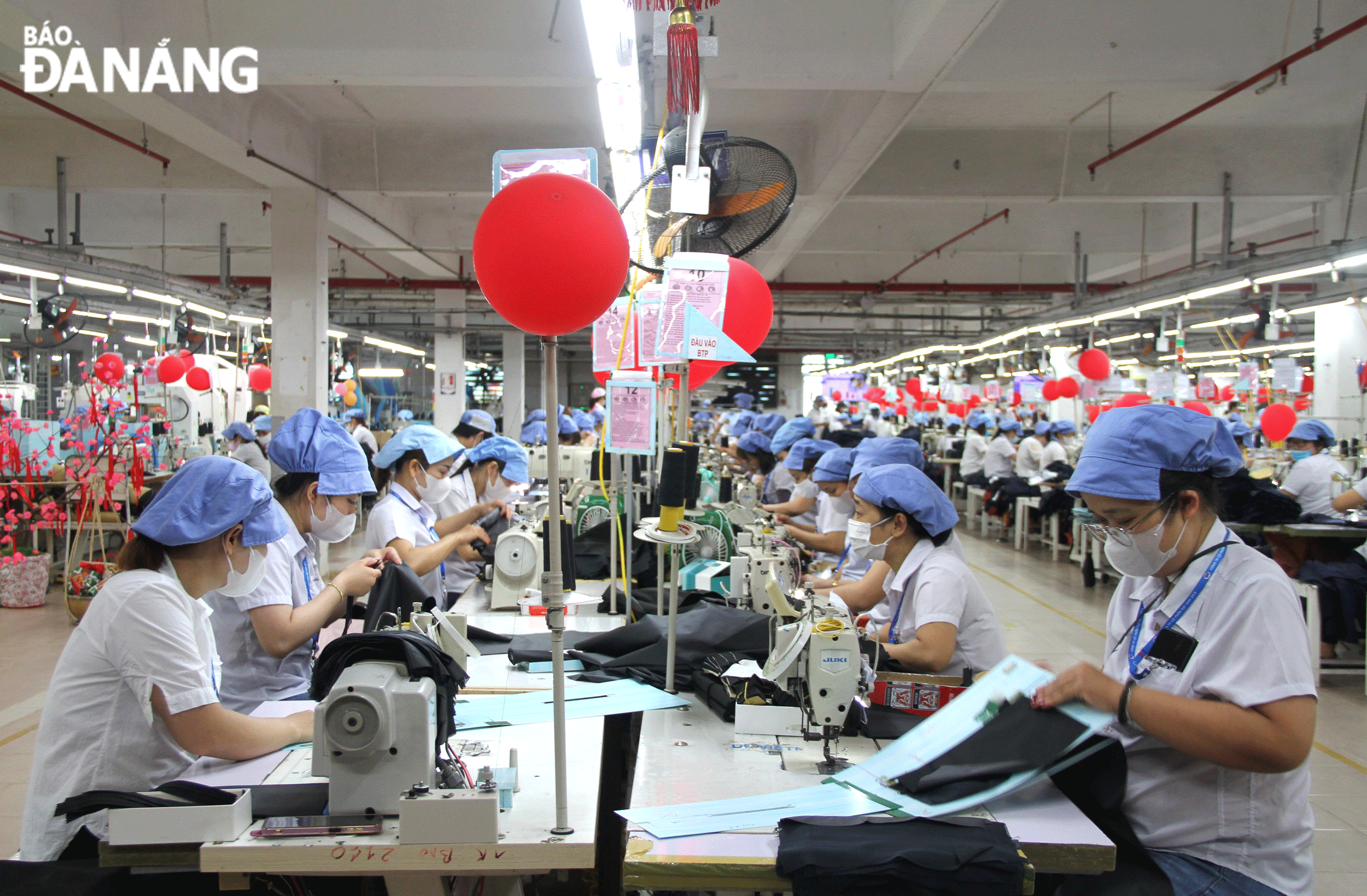 Công nhân Công ty CP Dệt may 29-3 tích cực, hăng hái làm việc đầu năm mới. Ảnh: LAM PHƯƠNG