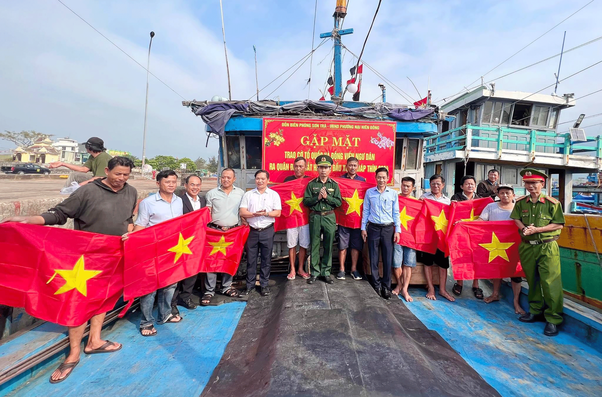 Đồn Biên phòng Sơn Trà và UBND phường Nại Hiên Đông (quận Sơn Trà) trao tặng 150 lá cờ Tổ quốc cho chủ tàu, thuyền nhằm động viên ngư dân vươn khơi đánh bắt sau Tết Giáp Thìn, bảo vệ chủ quyền biển đảo. (Ảnh: UBND phường Nại Hiên Đông cung cấp)