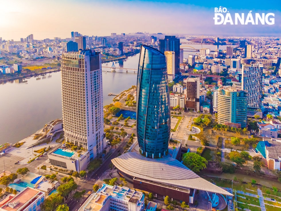 Ánh bình minh trải dài trên các tòa nhà trung tâm thành phố.
