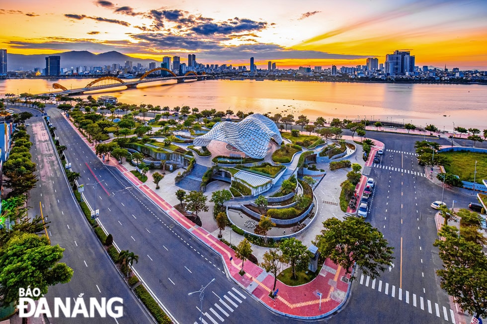 Mỗi góc thành phố như một bức tranh sống động dưới ánh bình minh. 