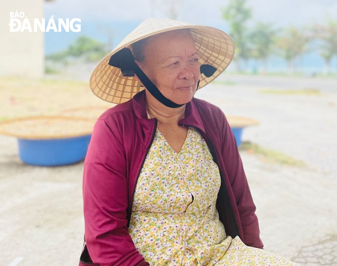 Hơn 50 năm qua, bà Đặng Thị Mực mỗi ngày đều ra biển cầu nguyện sóng yên biển lặng để chồng kéo lưới khơi xa. Ảnh: H.T.V