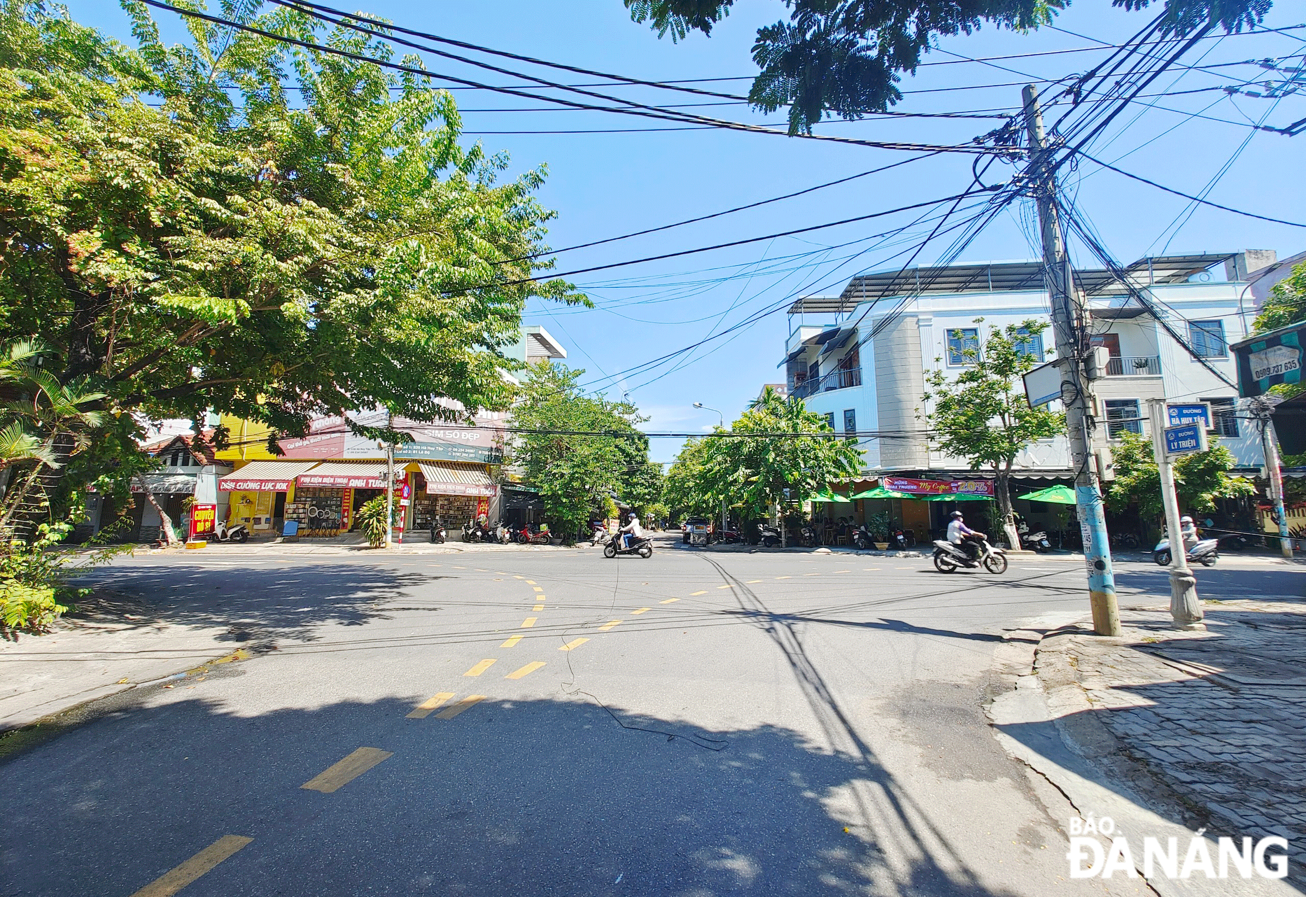 Nhiều cột, cáp viễn thông đã xuống cấp và trở thành vấn đề ảnh hưởng đến phát triển đô thị tại thành phố.  Trong ảnh: 1 đoạn dây cáp thông tin sà xuống đoạn đường Hà Huy Tập giao Lý Triện (phường An Khê, quận Thanh Khê).Ảnh: CHIẾN THẮNG