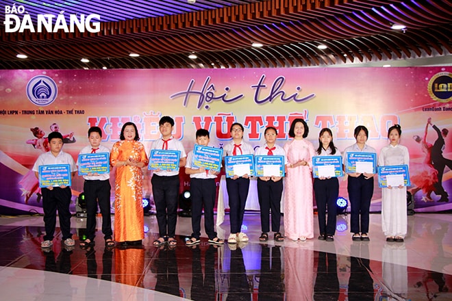 Chủ tịch Hội Liên hiệp Phụ nữ thành phố Hoàng Thị Thu Hương (thứ 4, bên phải sang) trao kinh phí chương trình