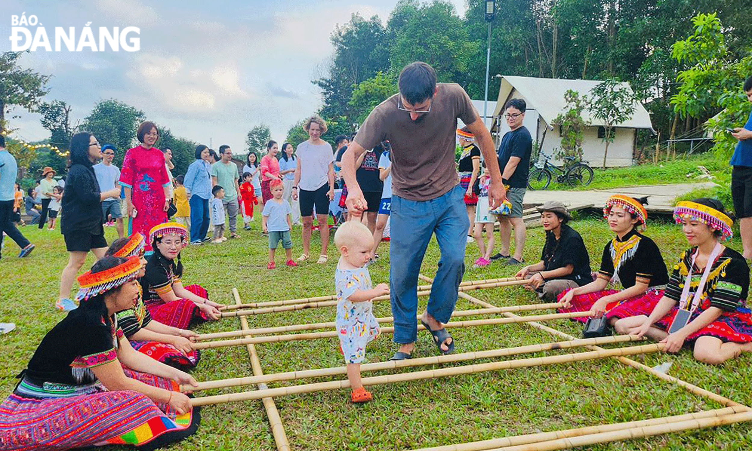 Thành phố, địa phương và chủ thể cần phát huy, tận dụng tiềm năng, lợi thế của nhóm sản phẩm OCOP du lịch.  Trong ảnh: Du khách đang trải nghiệm các hoạt động tại Banarita Glamping Farm (xã Hòa Phú, huyện Hòa Vang). Ảnh: VĂN HOÀNG