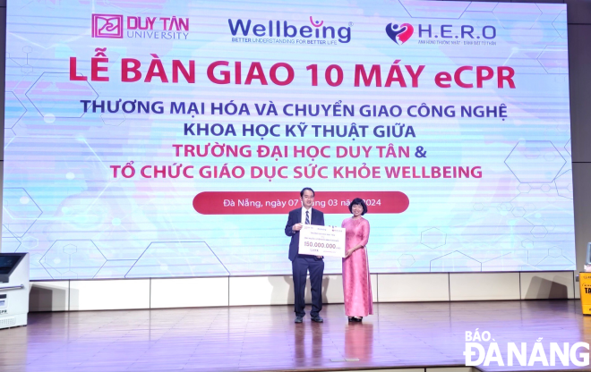Hoạt động trao tặng máy miễn phí diễn ra trong khuôn khổ sự kiện giữa Trường Đại học Duy tân và