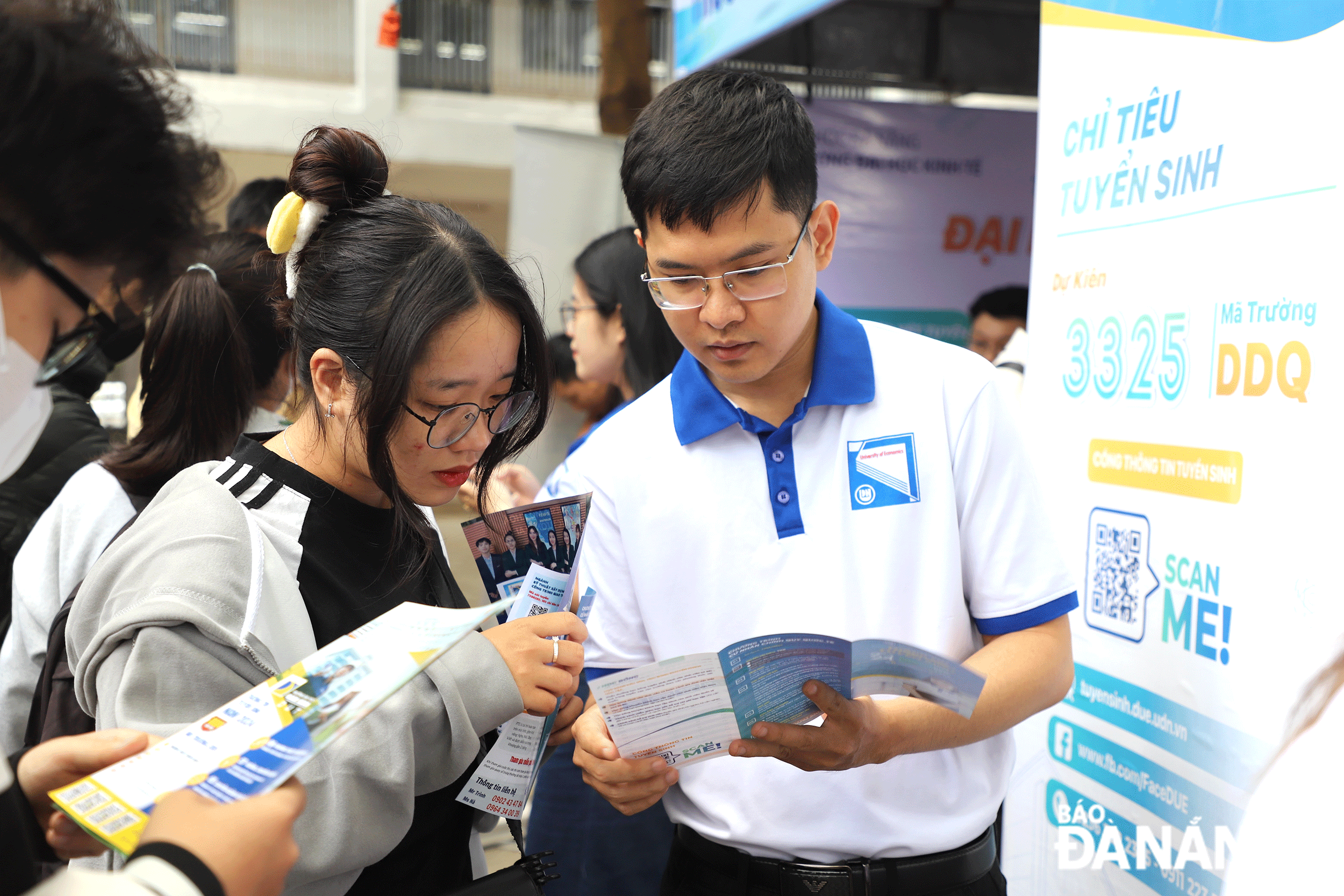  Trường Đại học Kinh tế (Đại học Đà Nẵng) tư vấn thí sinh tại ngày hội Tư vấn tuyển sinh 2024. Ảnh: NGỌC HÀ