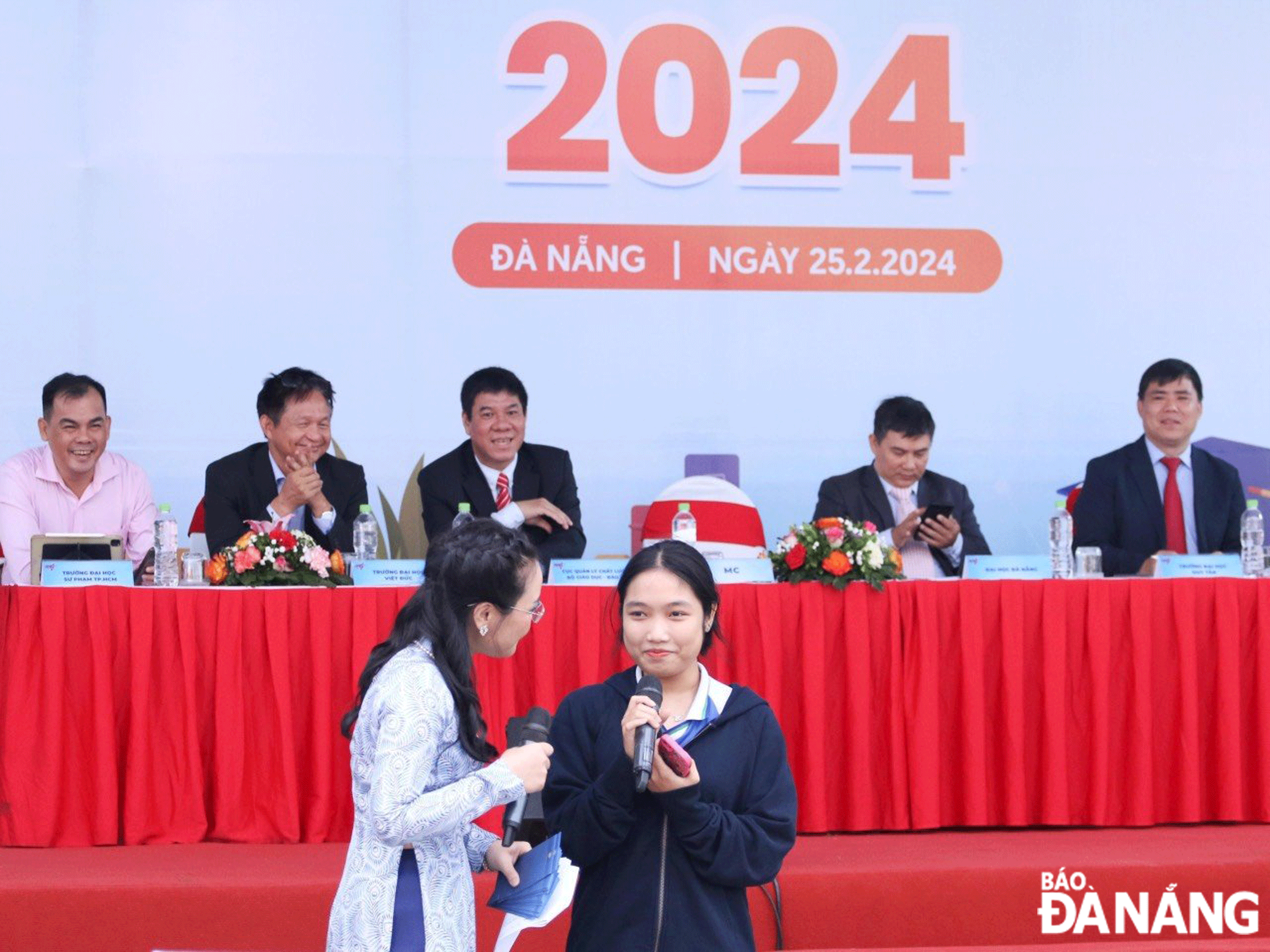 Học sinh hỏi những vấn đề liên quan đến tuyển sinh với ban tư vấn tuyển sinh tại Trường THPT Phan Châu Trinh vào tháng 2-2024. Ảnh: NGỌC HÀ