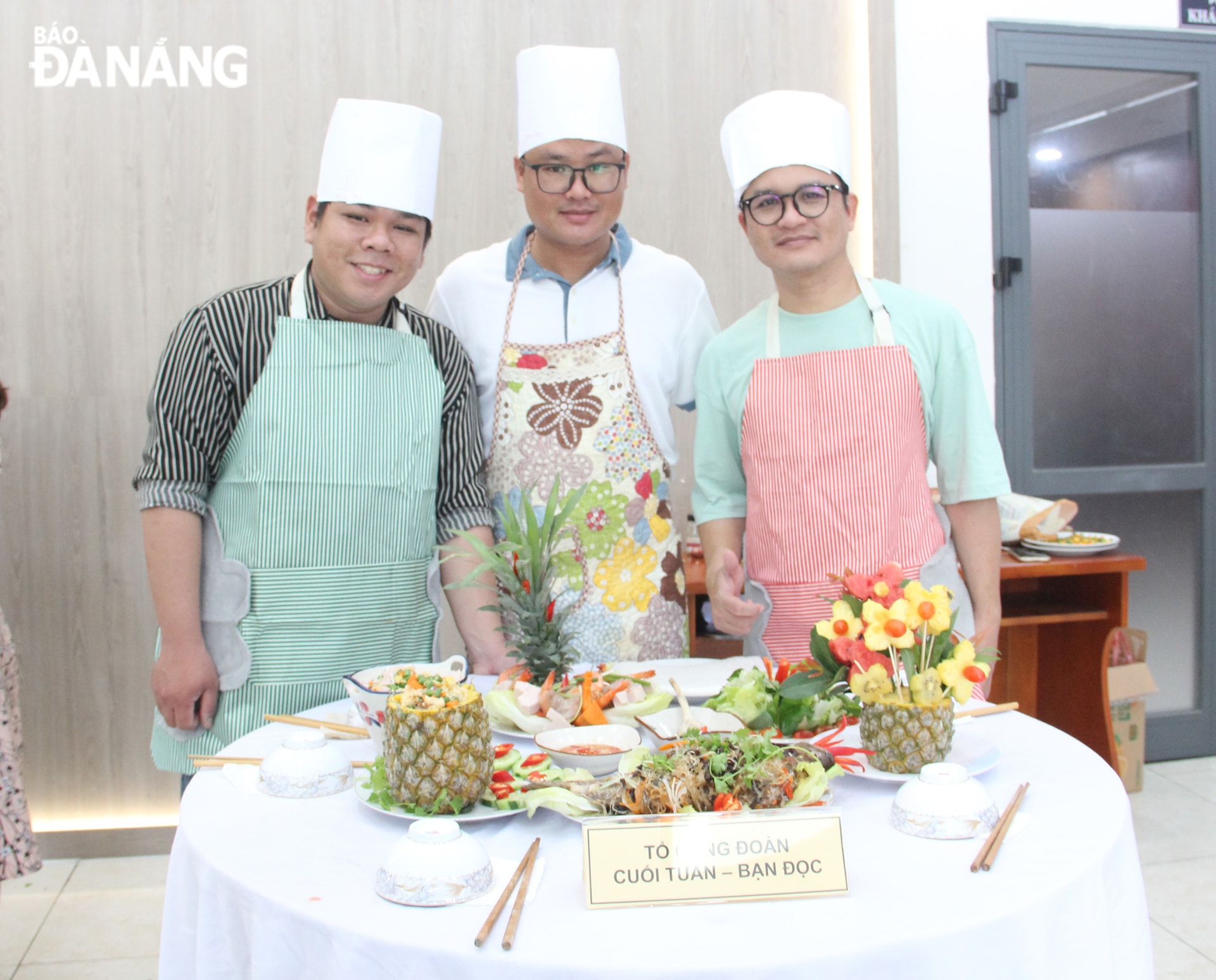 Các đội hoàn thiện trang trí món ăn hấp dẫn, đẹp mắt. Ảnh: X.H