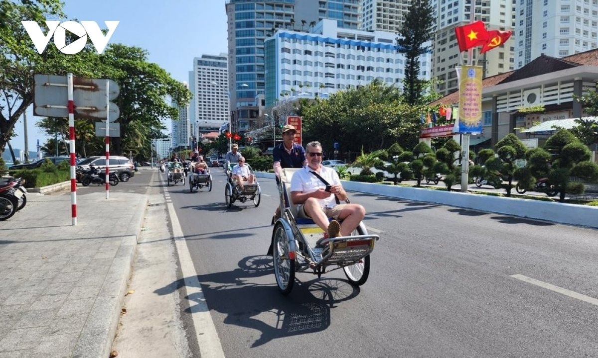 foreign-visitors-make-a-tour-of-nha-trang-city.jpg