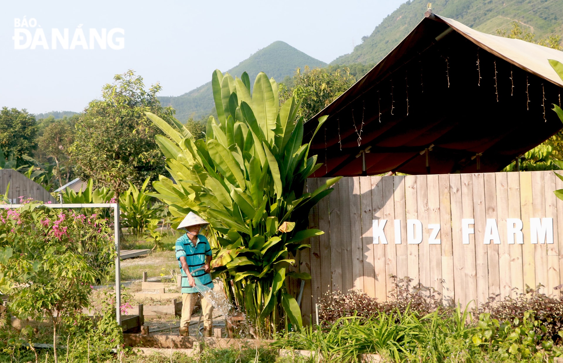 Với diện tích 5ha, khu du lịch sinh thái này giải quyết việc làm cho gần 25 lao động là người dân địa phương và lân cận. Bên cạnh đó, doanh nghiệp xác định đây là mô hình du lịch cộng đồng nên luôn tập trung, xây dựng và triển khai các giải pháp để phát huy tối đa tính cộng đồng. Trong thời gian đến, Banarita Glamping Farm sẽ liên kết với các mô hình nông nghiệp trên địa bàn, mang đến sự trải nghiệm đa dạng cho khách tham quan.