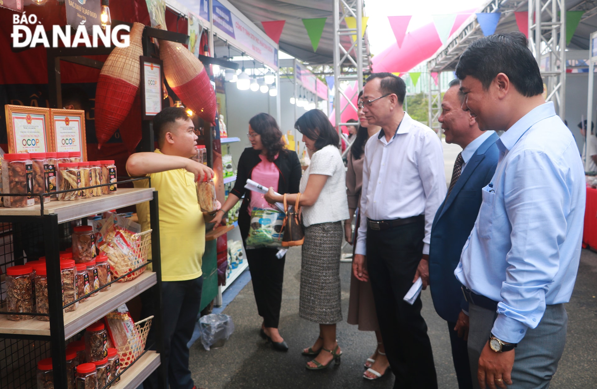 Các đại biểu tham quan khu vực trưng bày, quảng bá sản phẩm OCOP, công nghiệp nông thôn tiêu biểu, đặc trưng của các cơ sở, doanh nghiệp sản xuất trên địa bàn thành phố Đà Nẵng trong sáng 15-3.