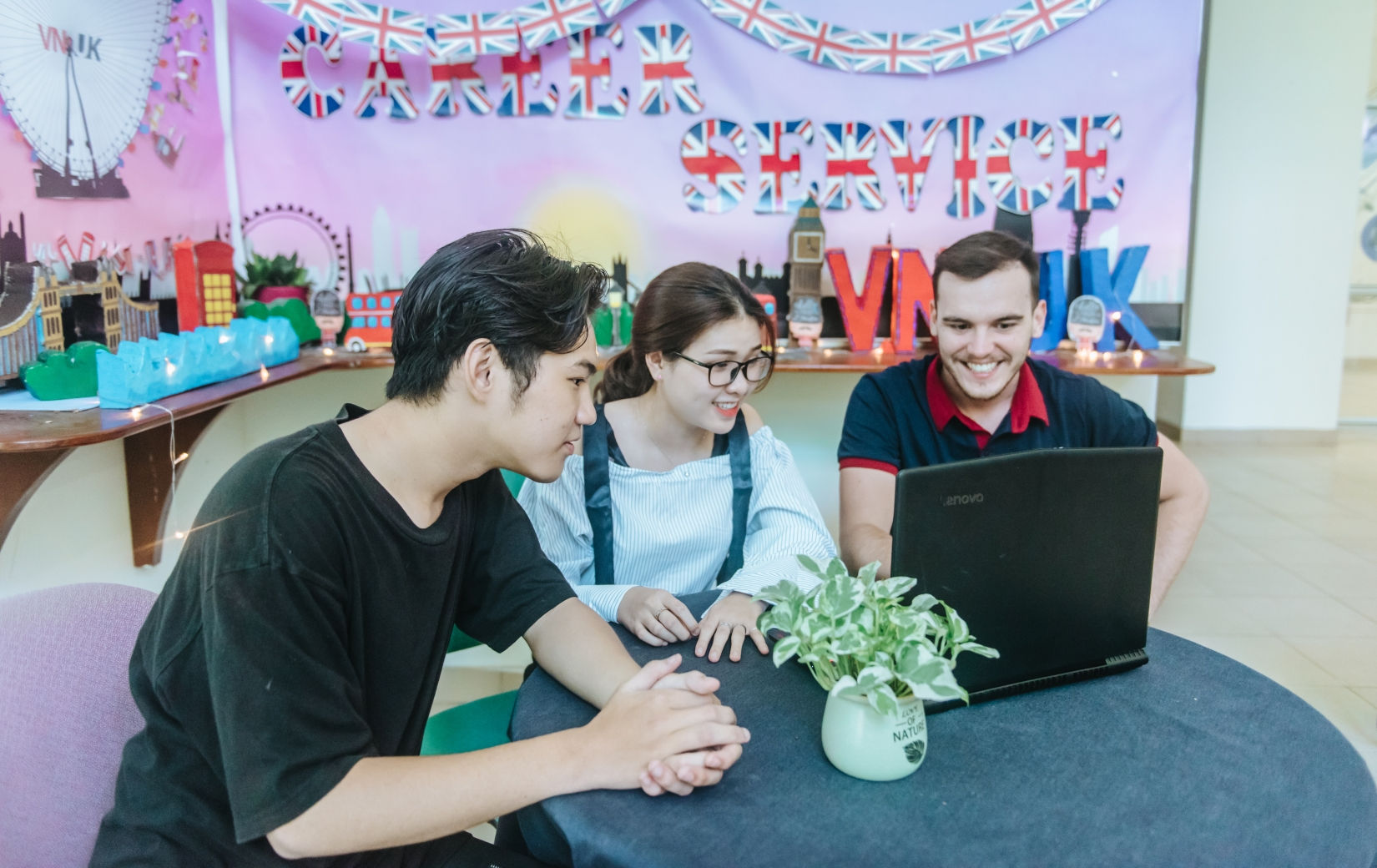 Sinh viên quốc tế tham gia chương trình trao đổi ngắn hạn tại Viện Nghiên cứu và Đào tạo Việt - Anh. Ảnh: NGỌC HÀ