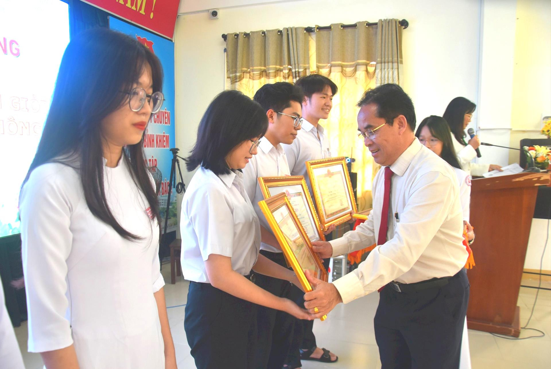 Phó Chủ tịch UBND tỉnh Trần Anh Tuấn tặng bằng khen của UBND tỉnh cho các em đoạt giải HS giỏi quốc gia năm 2024. Ảnh: X.PHÚ