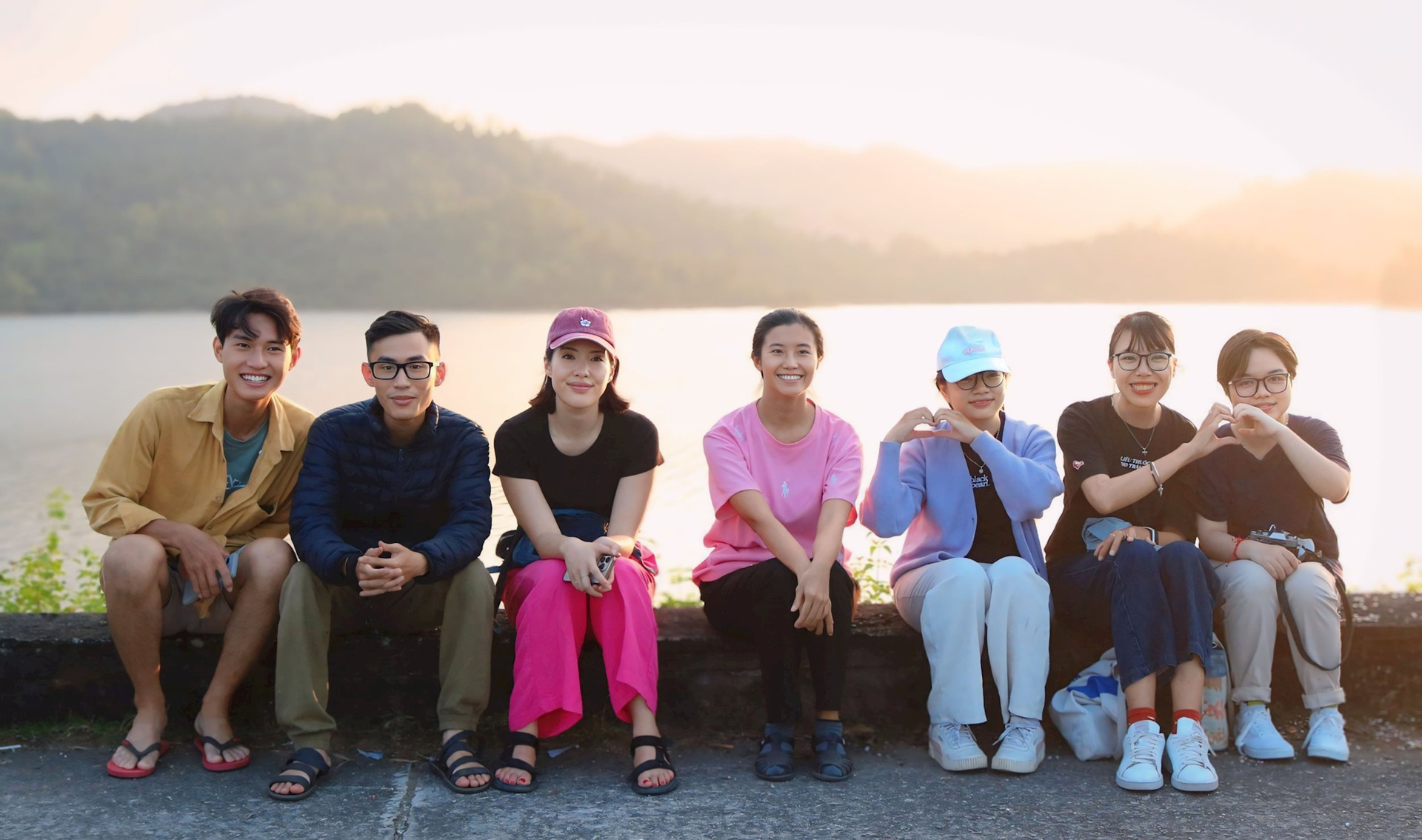 Nhóm du khách từ TP.Đà Nẵng lặn lội đường xa thích thú khi đến hồ Phú Ninh du lịch. Ảnh: THÚY HIỀN.