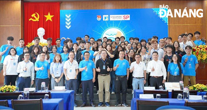 Hai trường chụp ảnh lưu niệm. Ảnh: NGỌC HÀ