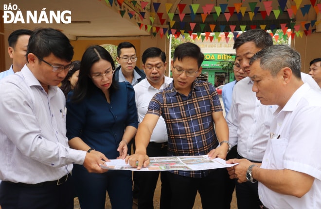 Phó Chủ tịch HĐND thành phố Nguyễn Thị Anh Thi kiểm tra thực tế Trường Tiểu học Phù Đổng (cơ sở 1). Ảnh: NGỌC HÀ
