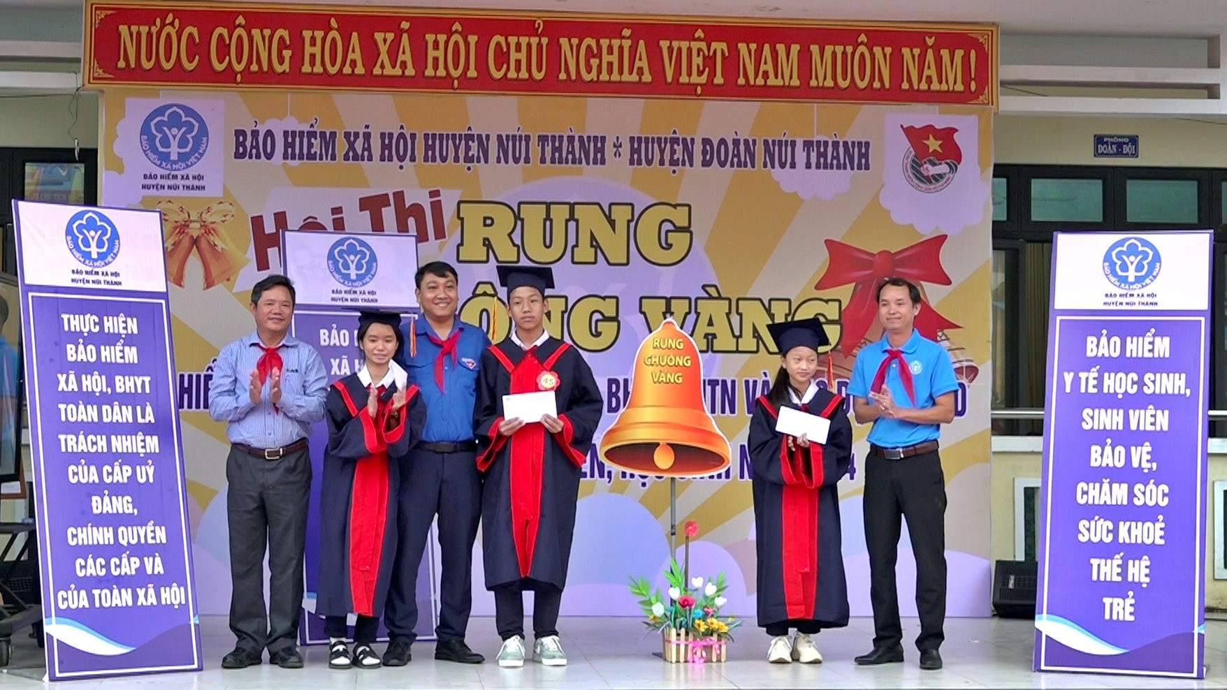 Trao thưởng cho các em học sinh xuất sắc vào vòng chung kết Hội thi Rung chuông vàng. Ảnh: H.Đ