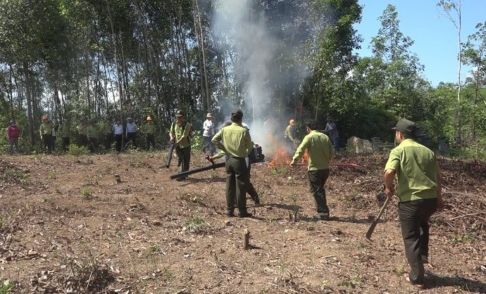 Hướng dẫn phòng chống cháy rừng cho nhân dân các xã vùng tây . Ảnh. Đ.HIỆP
