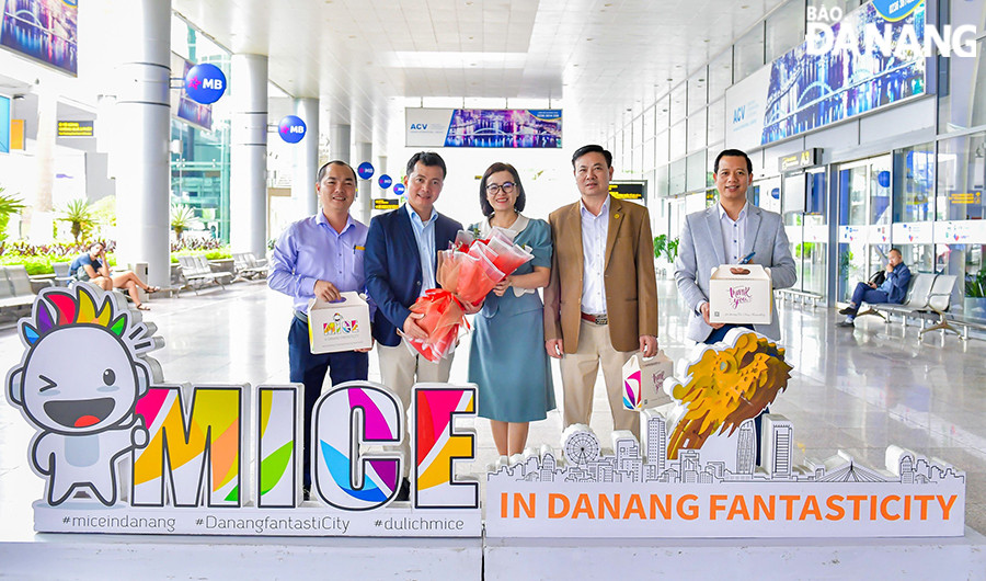 Đại diện lãnh đạo Trung tâm Xúc tiến du lịch Đà Nẵng tặng hoa, chào đón đoàn ngay tại Sân bay Quốc tế Đà Nẵng. Ảnh: THU HÀ