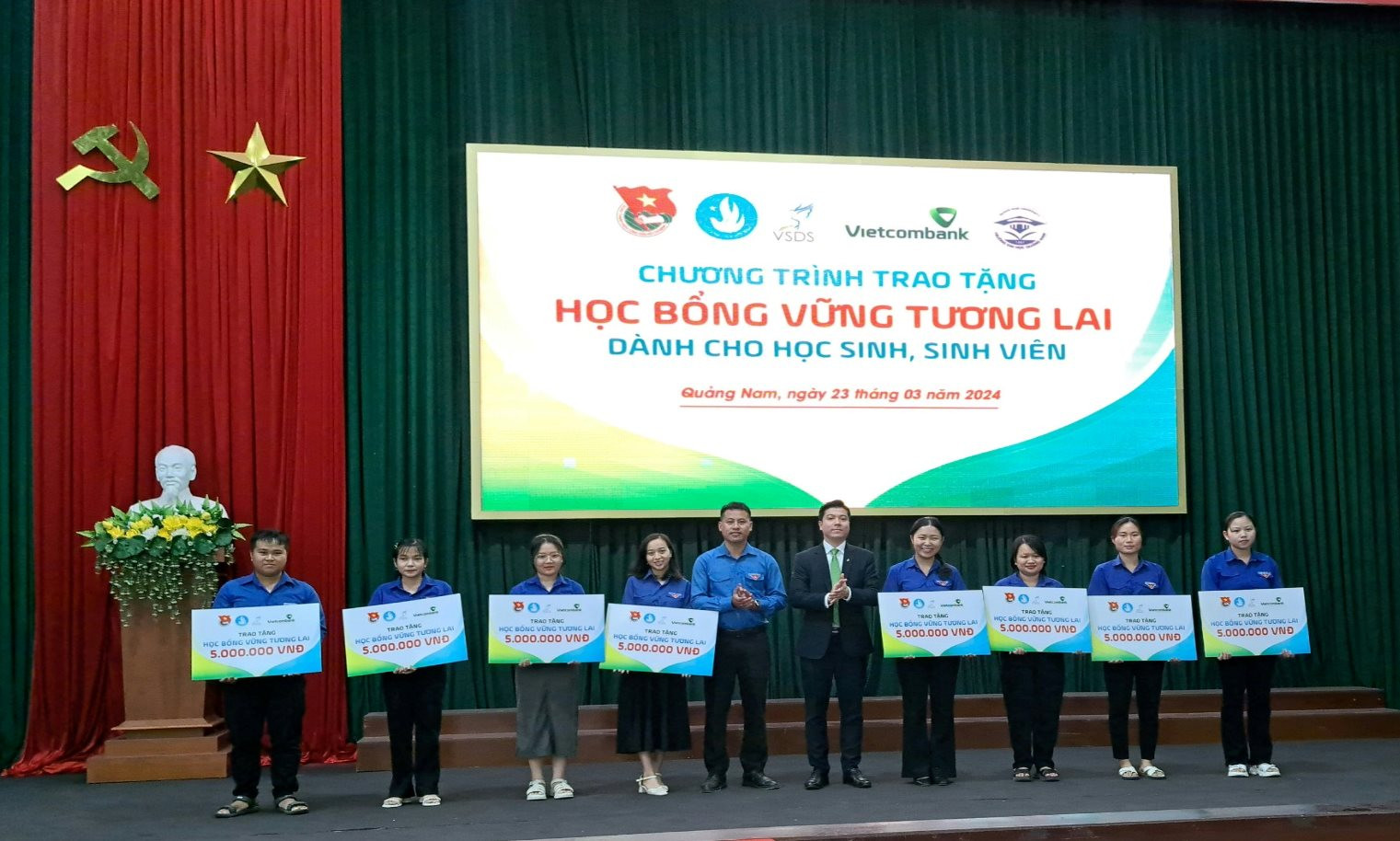 Trao học bổng "Vững tương lai" cho sinh viên Quảng Nam