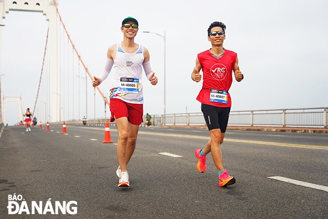 Các vận động viên có cơ hội chạy qua các cây cầu nổi tiểng của thành phố trong khung cảnh yên bình, thời tiết mát mẻ.
