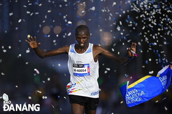 Vận động viên Kiptoo Edwin (Kenya) về Nhất nội dung 42km dành cho nam với thành tích 2:37:06.