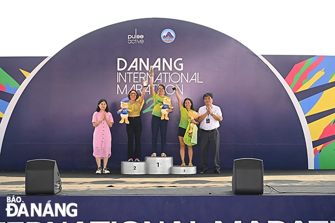 Ban tổ chức khen thưởng cho các vận động viên đoạt thành tích cao tại cuộc thi.