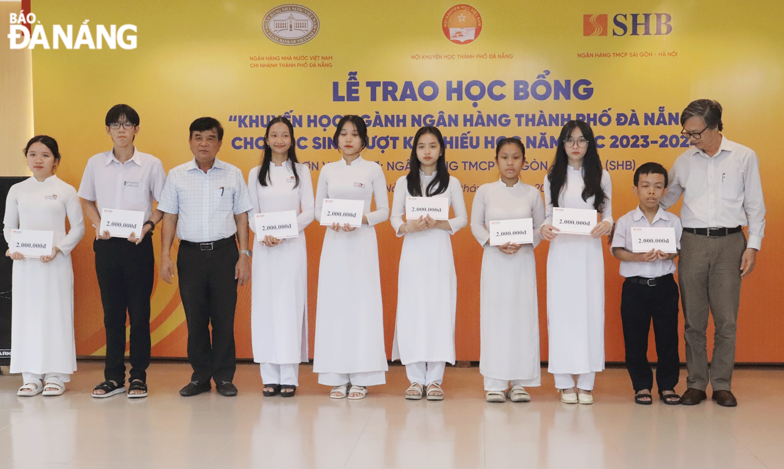 Hội Khuyến học thành phố vận động các doanh nghiệp trao học bổng cho học sinh nghèo, vượt khó. Ảnh: NGỌC HÀ