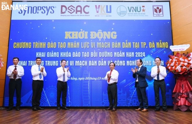 Ủy viên Ban chấp hành Trung ương Đảng, Bí thư Thành ủy Đà Nẵng, Trưởng đoàn đại biểu Quốc hội đơn vị thành phố Đà Nẵng Nguyễn Văn Quảng (thứ ba từ trái sang) khởi động chương trình đào tạo vi mạch bán dẫn tại Đà Nẵng. Ảnh: NGỌC HÀ