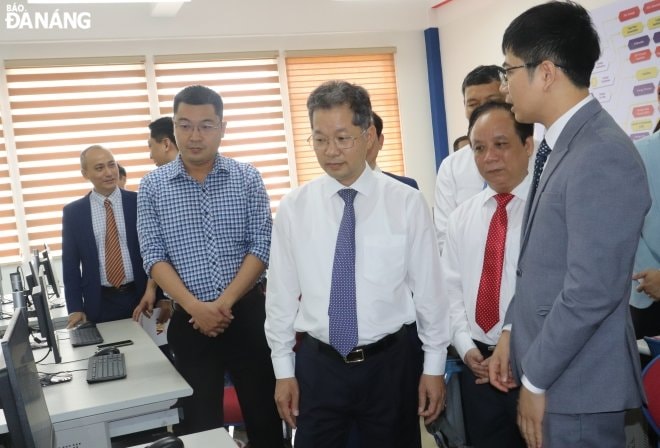 Ủy viên Ban chấp hành Trung ương Đảng, Bí thư Thành ủy Đà Nẵng, Trưởng đoàn đại biểu Quốc hội đơn vị thành phố Đà Nẵng Nguyễn Văn Quảng (thứ hai từ trái sang) thăm quan khóa đào tạo đầu tiên về vi mạch bán dẫn. Ảnh: NGỌC HÀ