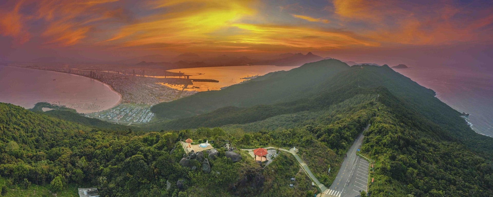 Hoàng hôn trên đỉnh Bàn Cờ. Ảnh: THANH HIỆP