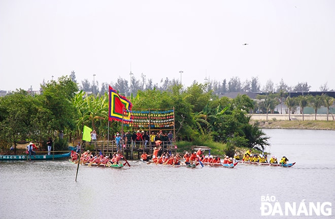 Các đội đua xuất phát.