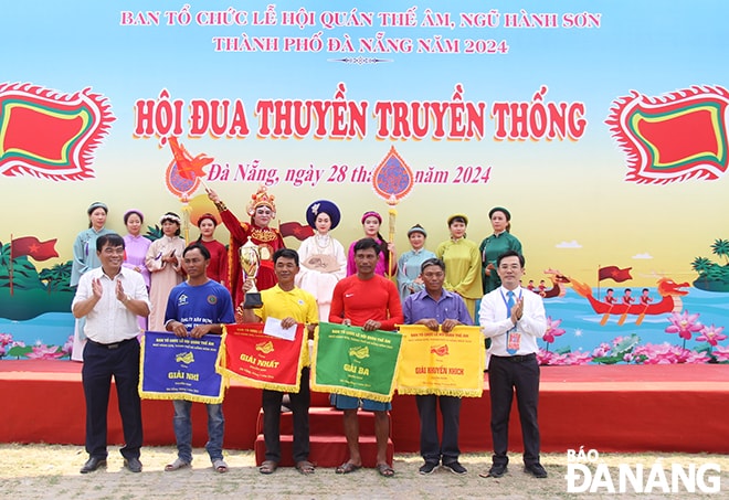 Ban tổ chức trao giải cho các đội đua nam.