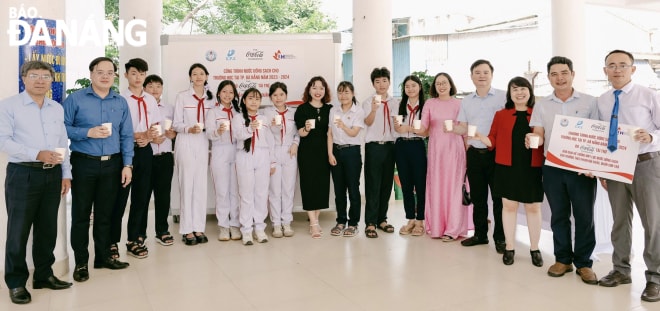 Bàn giao hệ thống máy lọc nước uống tại vòi tại Trường THCS Đỗ Đăng Tuyển. Ảnh: NGỌC HÀ