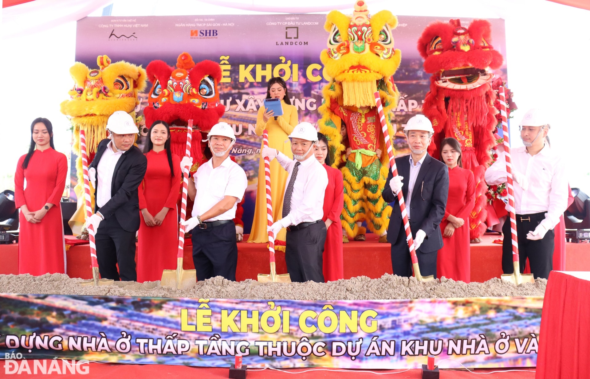 Các đại biểu thực hiện nghi thức khởi công dự án thành phố Đầu tư xây dựng nhà ở thấp tầng thuộc dự án Khu nhà ở và dịch vụ Tuyên Sơn (phường Hoà Cường Nam, quận Hải Châu) với tổng mức đầu tư 980 tỷ đồng. Ảnh: HOÀNG HIỆP
